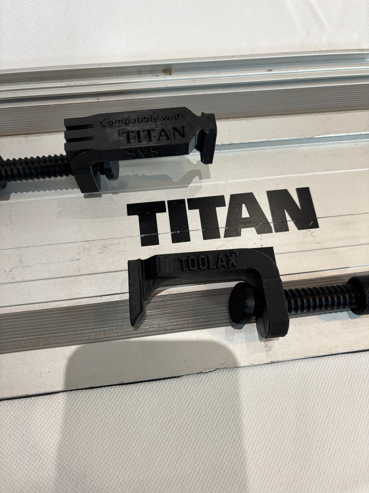 TOOLAX All-in-One Klemme G-Style - kompatibel mit Titan Führungsschiene für Tauchsägen