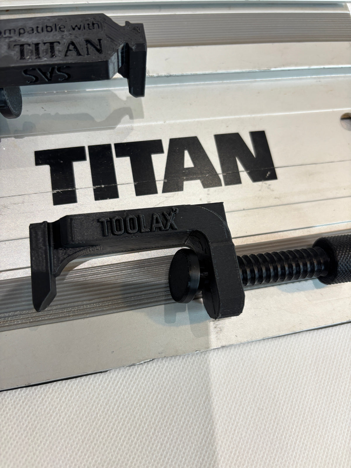 TOOLAX All-in-One Klemme G-Style - kompatibel mit Titan Führungsschiene für Tauchsägen