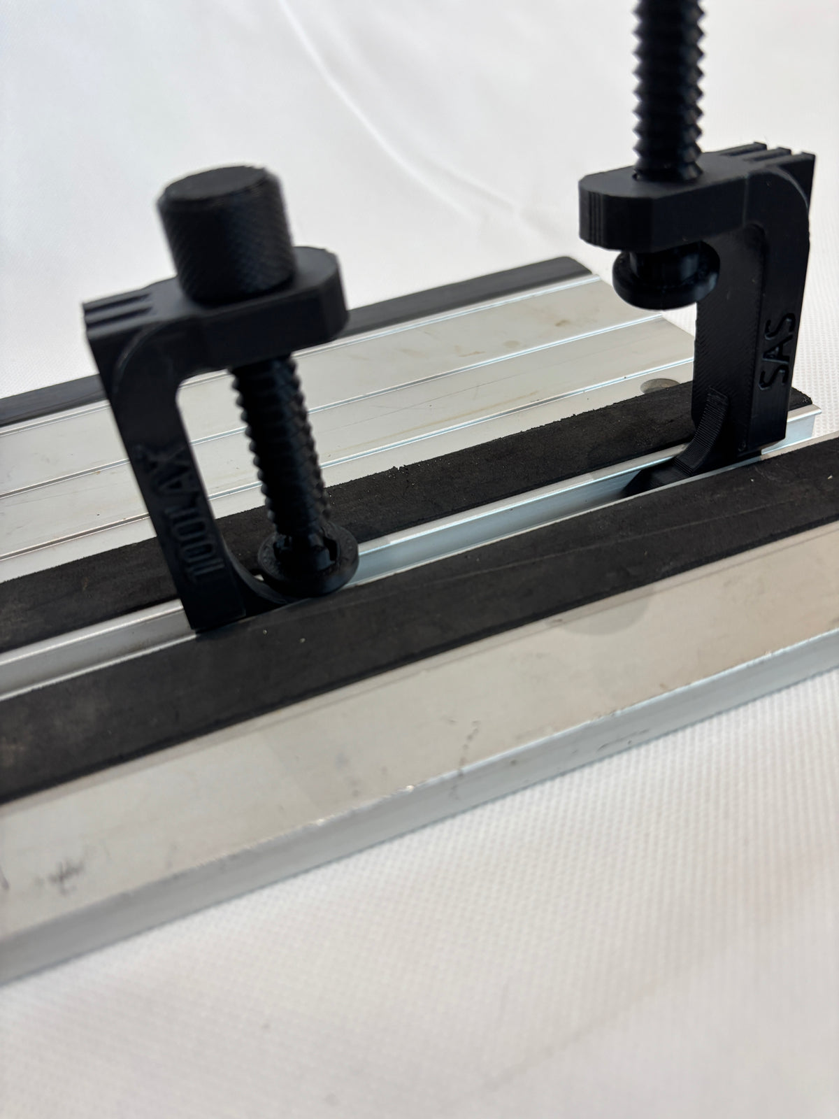 TOOLAX All-in-One Klemme G-Style - kompatibel mit Titan Führungsschiene für Tauchsägen