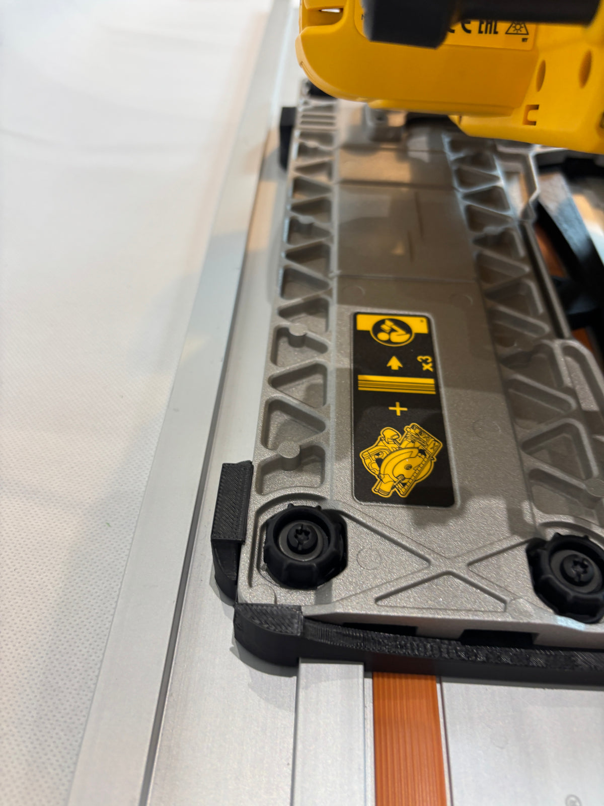 Dewalt DCS572 Adapterplatte / Gleitplatte / Schuh für Kreissäge kompatibel mit Evolution Führungsschiene