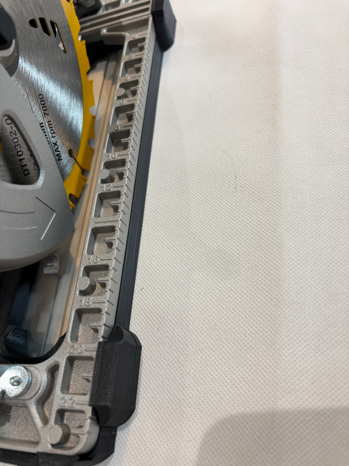 Dewalt DCS572 Adapterplatte / Gleitplatte / Schuh für Kreissäge kompatibel mit Evolution Führungsschiene