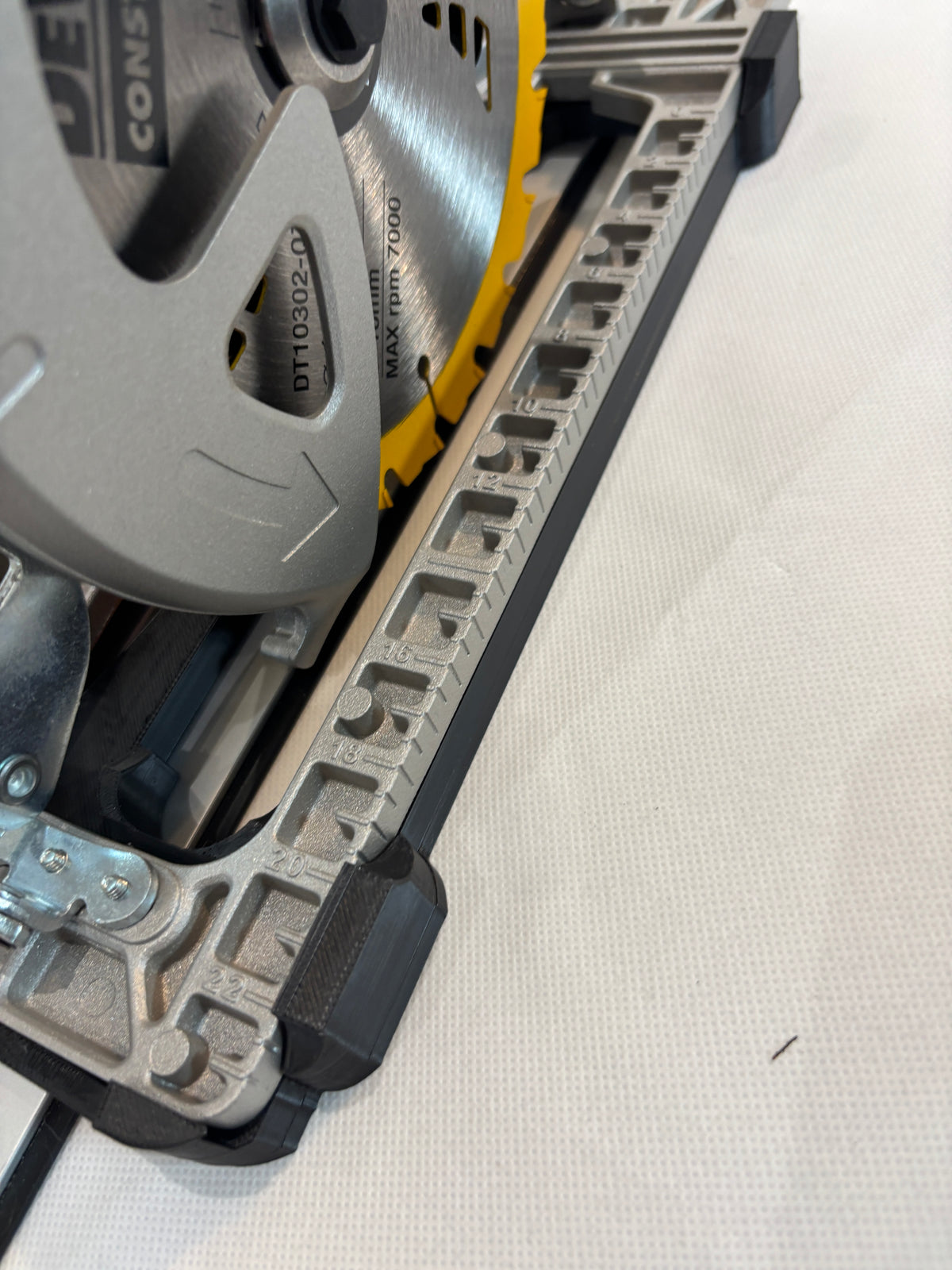 DeWalt DCS572 Adapterbasis / Grondplaat / Zool voor Cirkelzaag, compatibel met Triton geleiderail