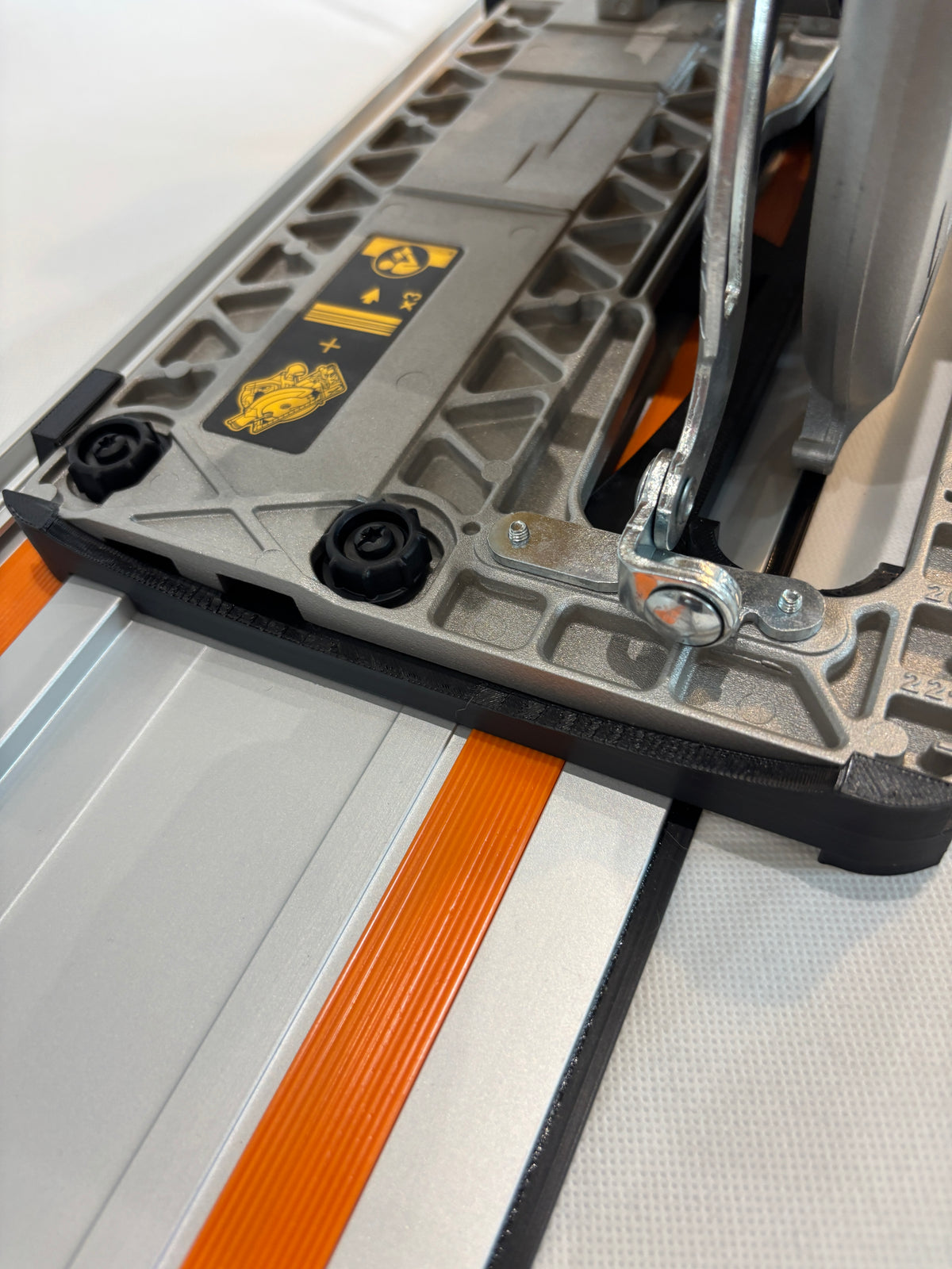 DeWalt DCS572 Adapterbasis / Grondplaat / Zool voor Cirkelzaag, compatibel met Triton geleiderail