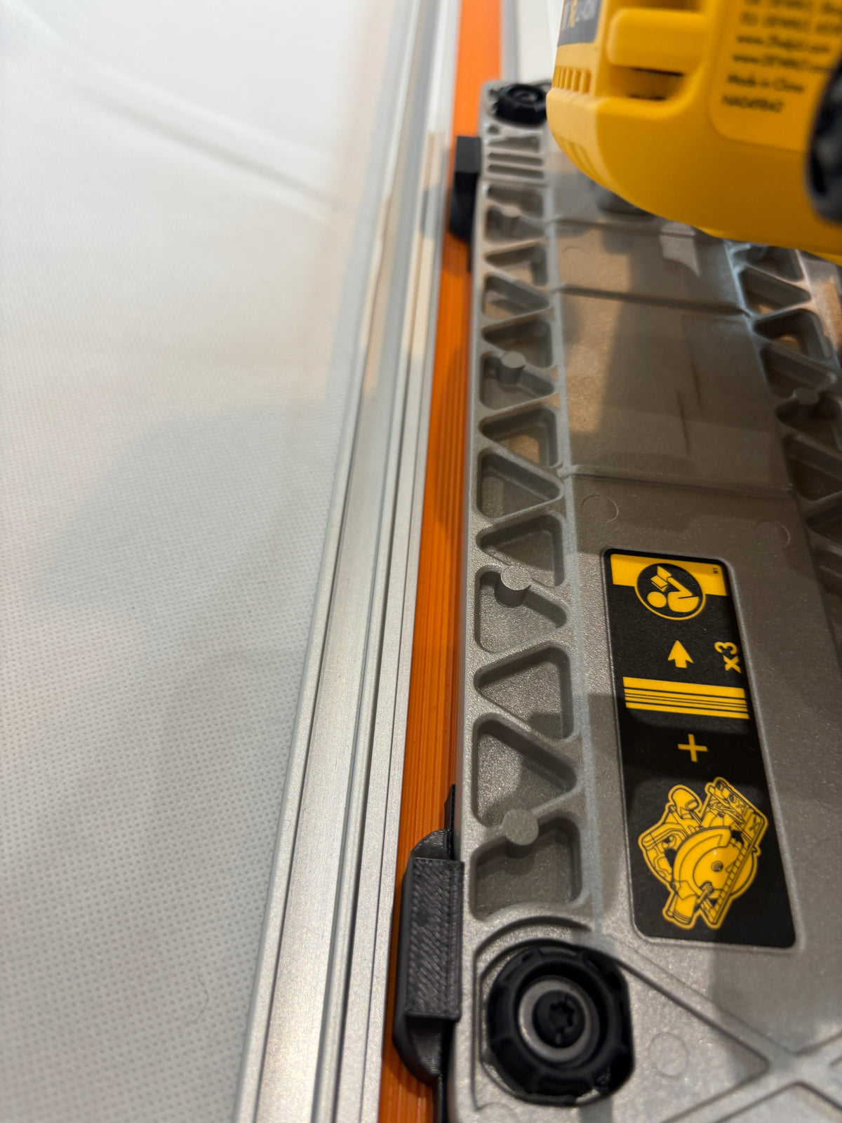 DeWalt DCS572 Adapterbasis / Grondplaat / Zool voor Cirkelzaag, compatibel met Triton geleiderail