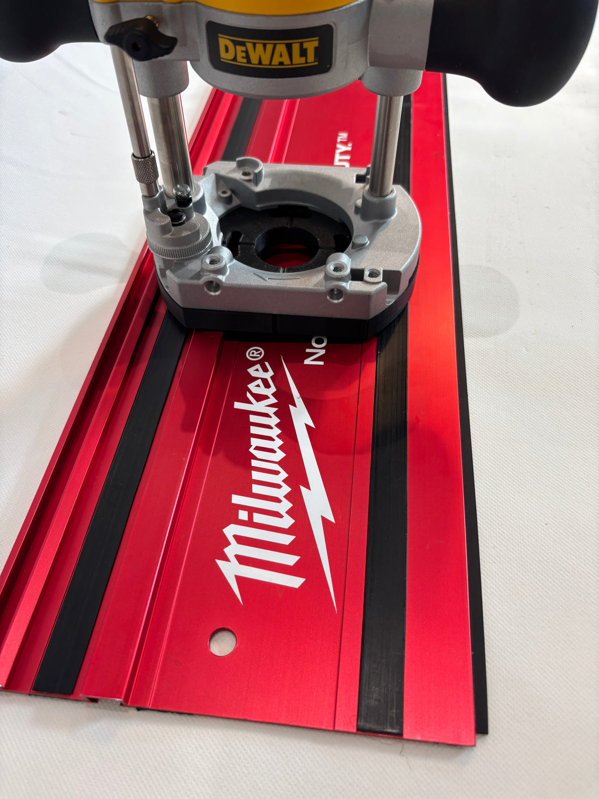 TOOLAX Adapter om Milwaukee geleiderail te monteren op Dewalt bovenfrezen: D26203, D26204 & DCW604