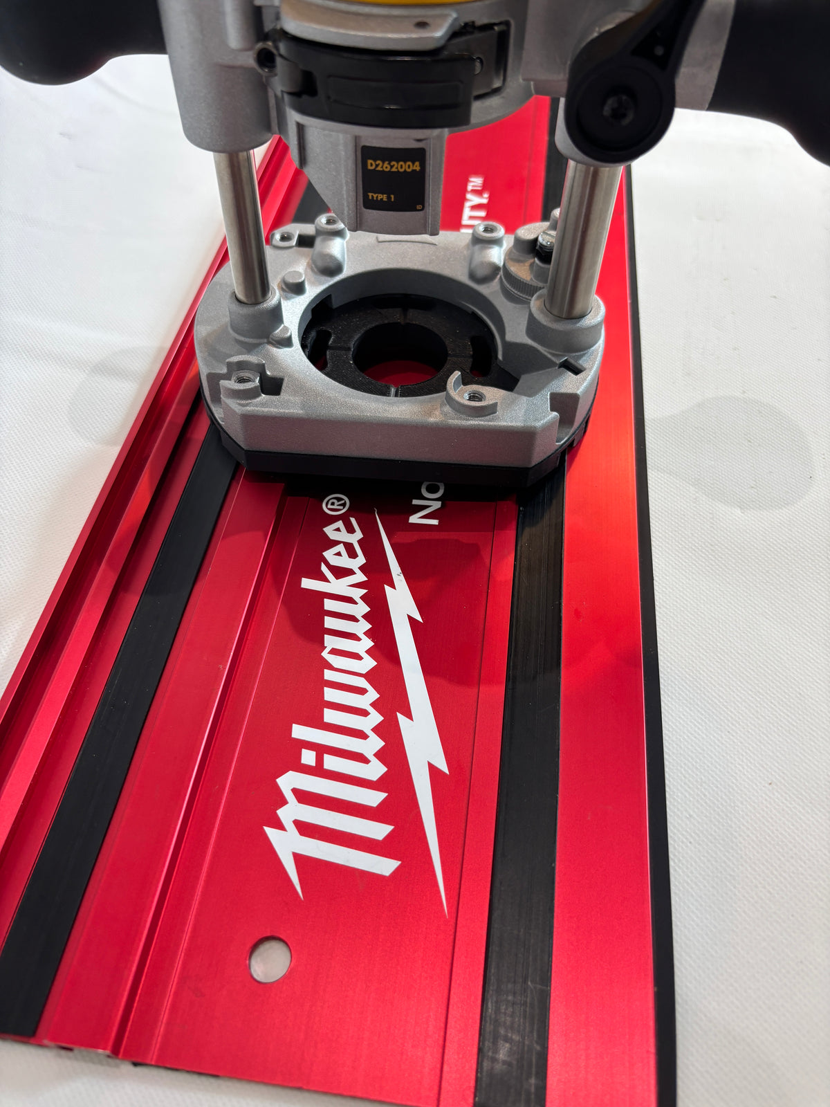 TOOLAX Adapter om Milwaukee geleiderail te monteren op Dewalt bovenfrezen: D26203, D26204 & DCW604