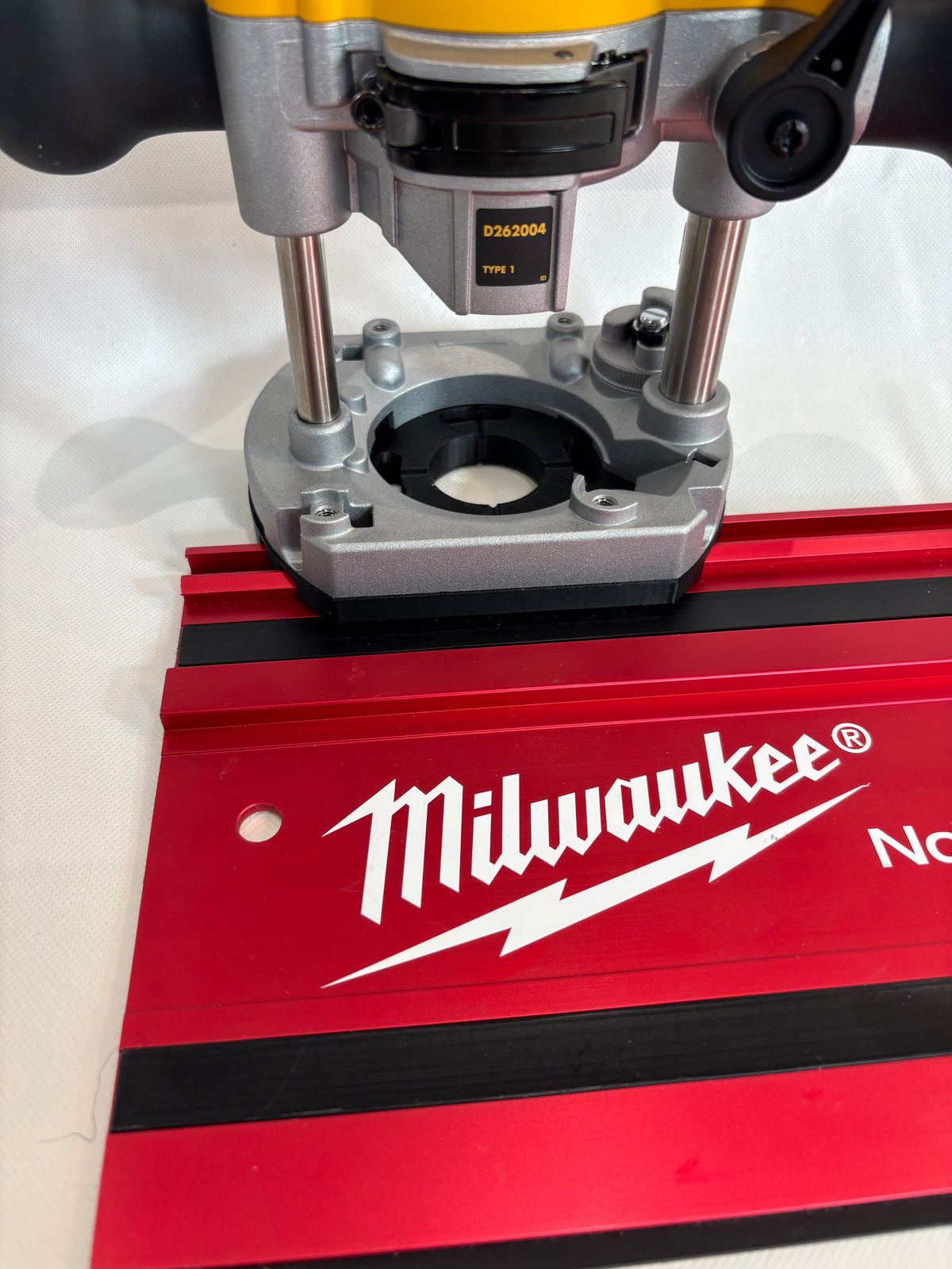 TOOLAX Adapter om Milwaukee geleiderail te monteren op Dewalt bovenfrezen: D26203, D26204 & DCW604
