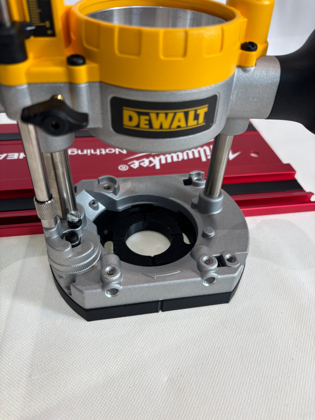 TOOLAX Adapter om Milwaukee geleiderail te monteren op Dewalt bovenfrezen: D26203, D26204 & DCW604