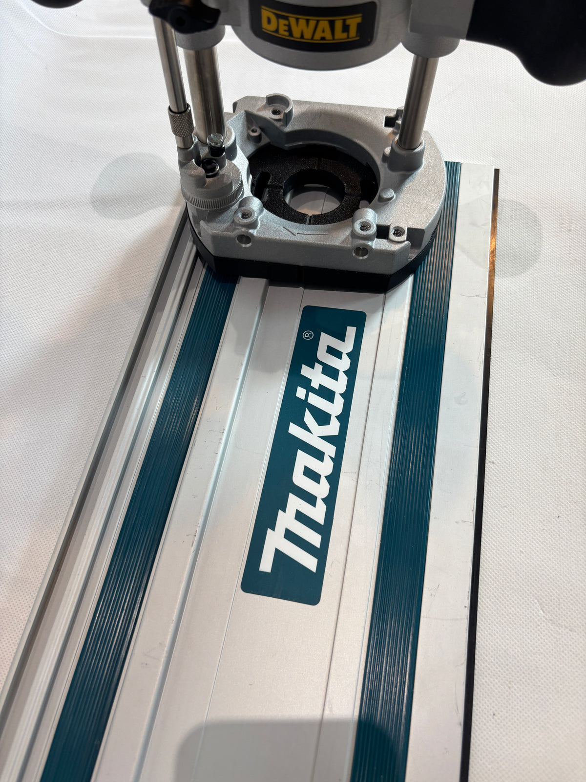TOOLAX Adaptor to fit Makita Guide rail for Dewalt Routers: D26203, D26204 & DCW604