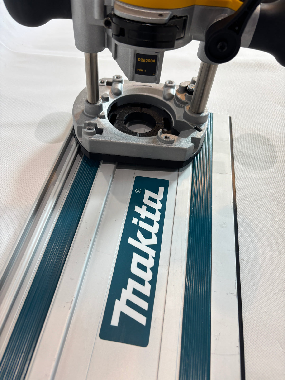 TOOLAX Adaptor to fit Makita Guide rail for Dewalt Routers: D26203, D26204 & DCW604