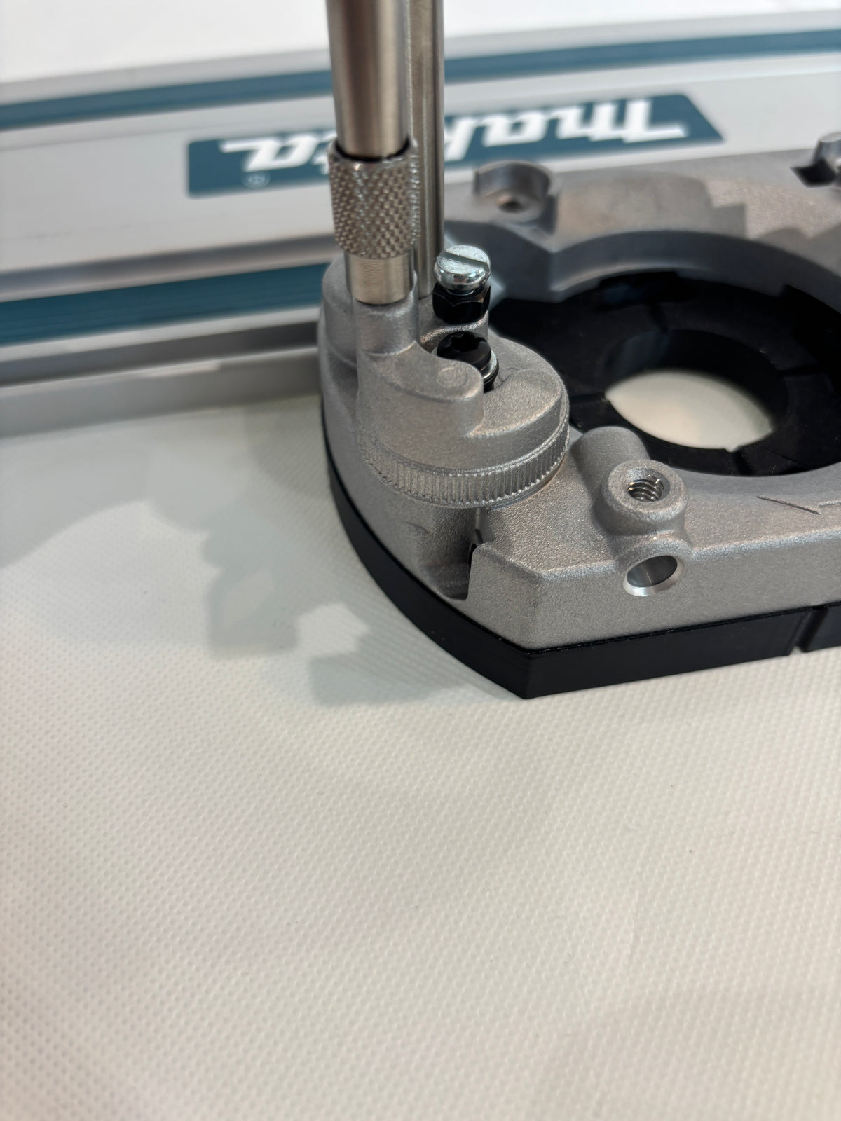 TOOLAX Adaptor to fit Makita Guide rail for Dewalt Routers: D26203, D26204 & DCW604